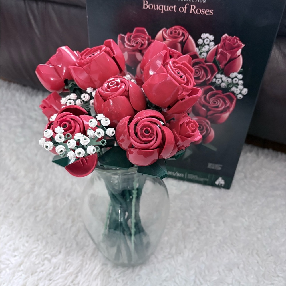 LEGO Rose Bouquet with Red and White Accents
